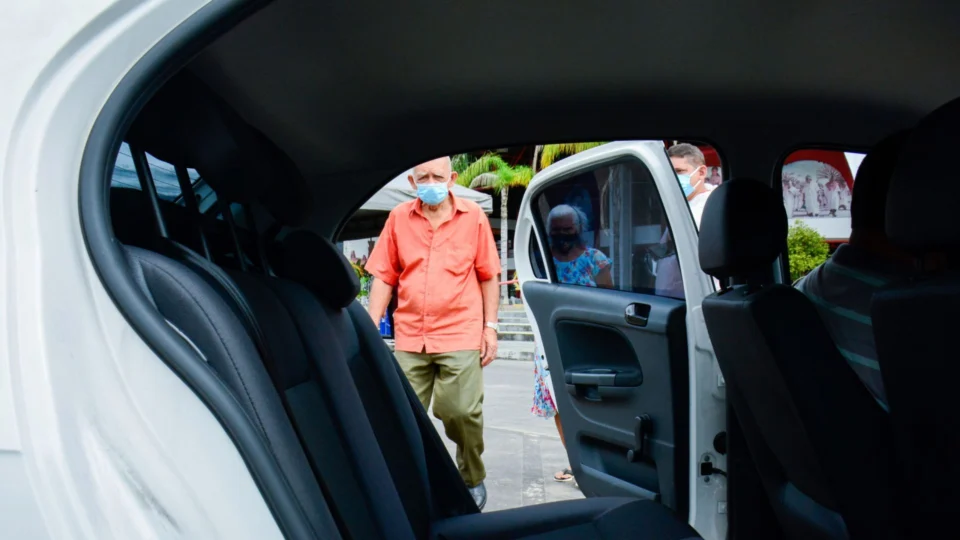 Projeto de lei propõe pagamento de meia tarifa por idosos em estacionamentos no AM