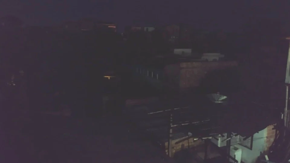 Amazonas Energia descumpre horário de manutenção programada, e moradores do Parque 10 seguem sem luz na noite de domingo