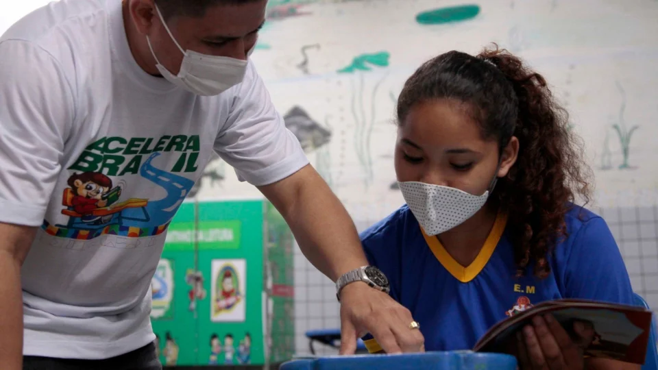 Semed convoca selecionados para Programa de Assistentes Voluntários de Alfabetização, em Manaus