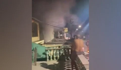 Incêndio destrói três casas na Zona Sul de Manaus