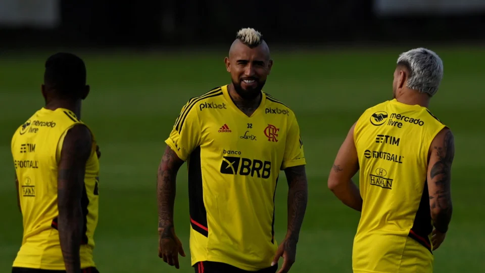 Arturo Vidal e Everton Cebolinha serão titulares contra Atlético/GO em duelo pelo Brasileirão neste sábado, 30