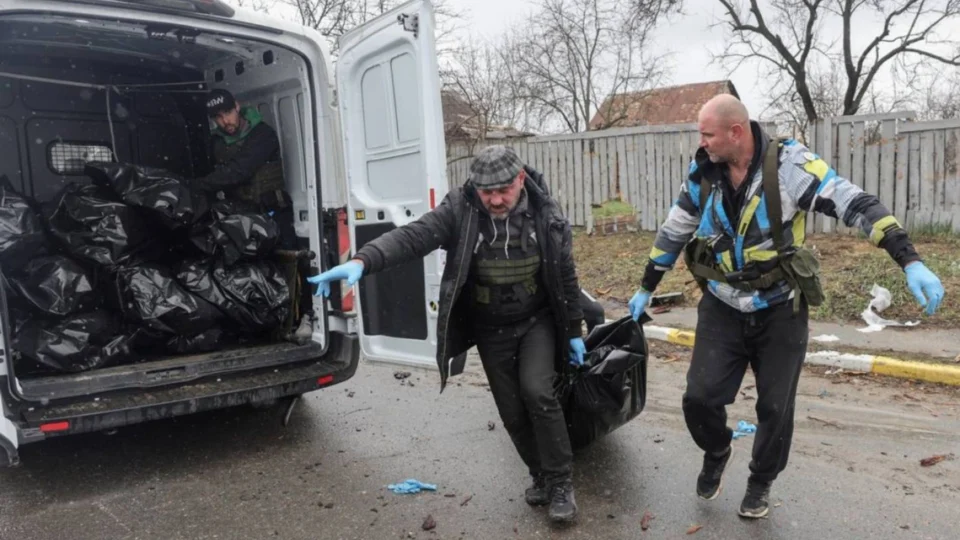 Rússia nega acusação de mortes de civis na cidade de Bucha; Ucrânia pede investigação por crime de guerra