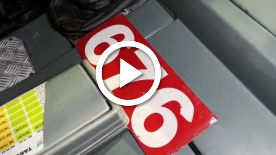 VÍDEO: suspeitos rendem passageiros e levam pertences das vítimas durante assalto a ônibus em Manaus