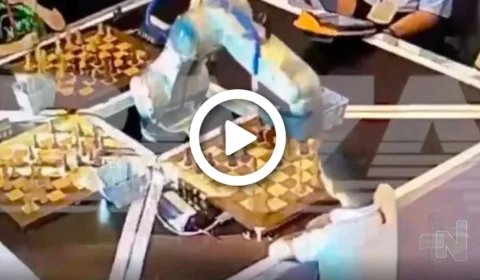 VÍDEO: robô jogador de xadrez quebra dedo de mino durante partida, em Moscou