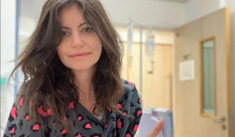 Após seis anos de luta contra câncer, jornalista inglesa emociona ao publicar relato de despedida: ‘tentamos de tudo’