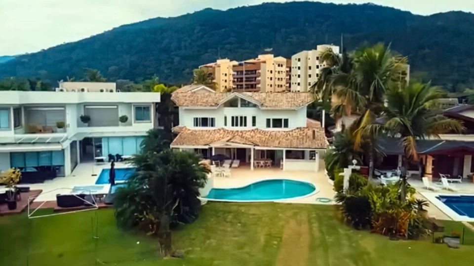 FOTOS: mansão no Litoral de SP que pertenceu a Hebe Camargo é colocada à venda por R$ 18 milhões