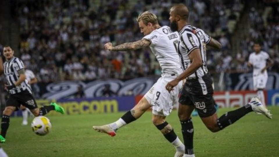 Corinthians toma virada do Ceará de 3 a 1 e deixa escapar liderança do Brasileirão