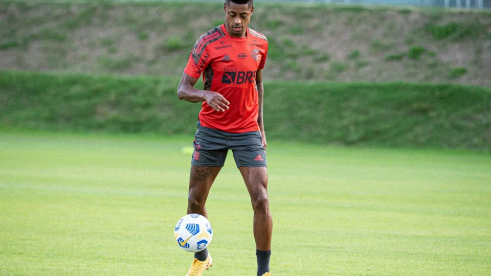 Bruno Henrique inicia transição física após luxação no ombro esquerdo