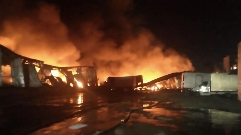 Galpão pega fogo próximo ao Aeroporto Internacional de Cumbica, em São Paulo
