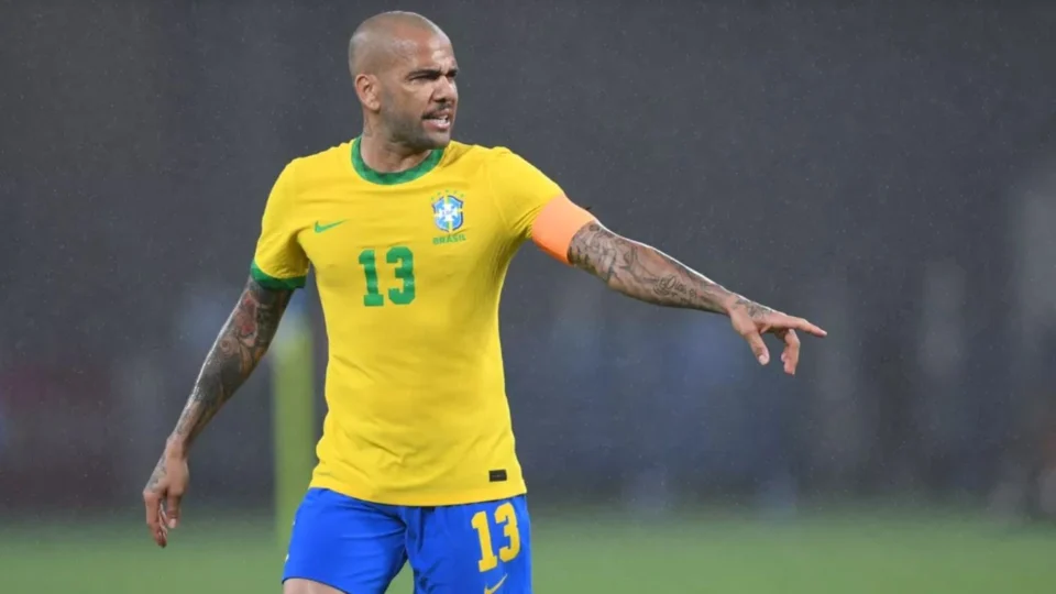 Dani Alves deve assinar contrato com Puma do México