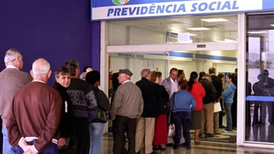 Projeto exige que INSS informe sobre aposentadoria por idade