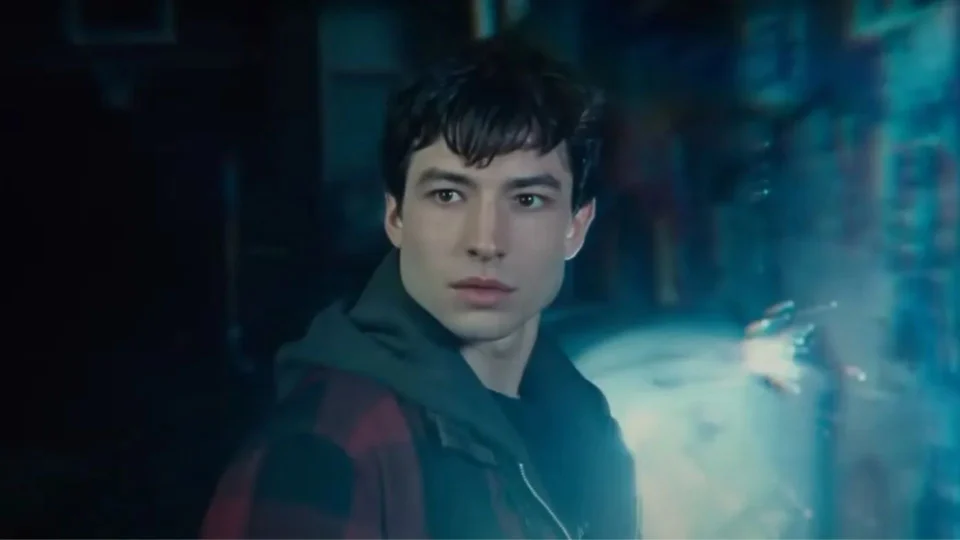 Ezra Miller, ator de ‘The Flash’, é preso após assediar clientes de karaokê no Havaí
