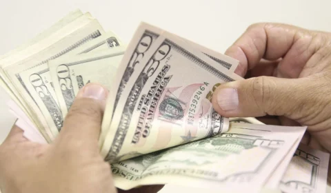 Dólar cai para R$ 4,60 e fecha no menor nível em dois anos