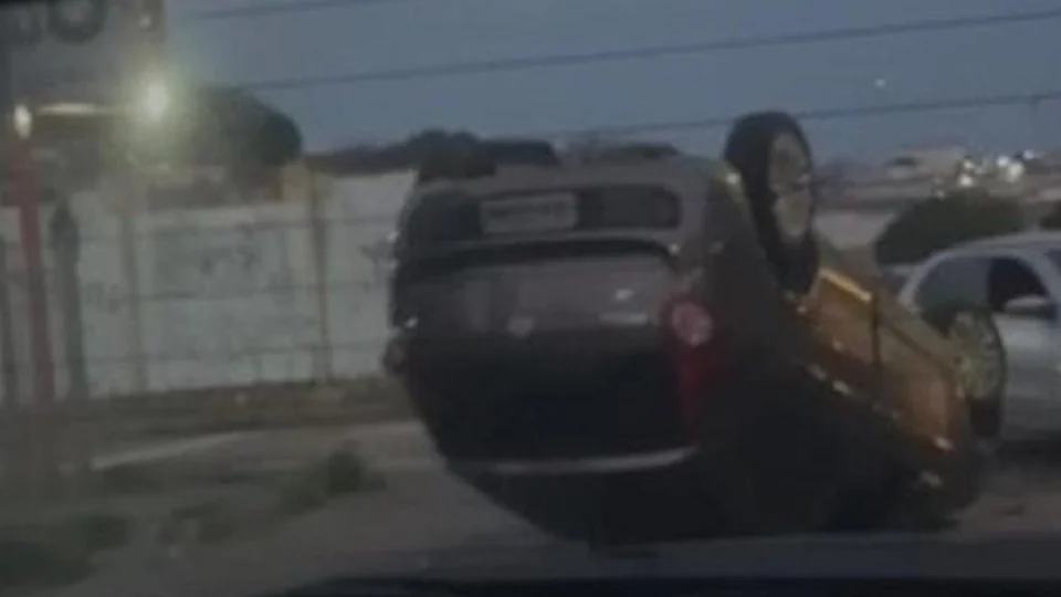 Carro capota e motorista sai ileso no Centro de Manaus