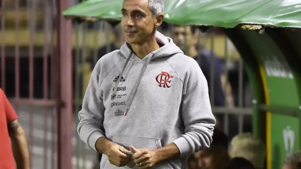 Paulo Sousa rasga elogios ao meia-atacante Victor Hugo após gol marcado contra Altos do Piauí na Copa do Brasil