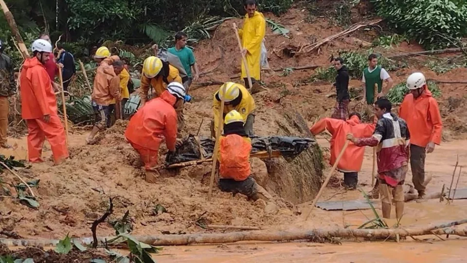 Após perder mãe e seis irmãos em tragédia, menino luta pela vida em hospital de Angra dos Reis, RJ