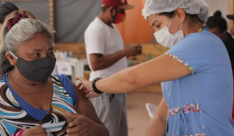 4ª dose da vacina contra Covid-19 começa a ser aplicada em pessoas a partir dos 50 anos em Manaus