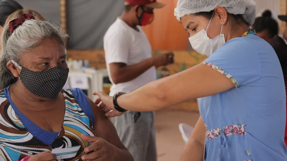 4ª dose da vacina contra Covid-19 começa a ser aplicada em pessoas a partir dos 50 anos em Manaus