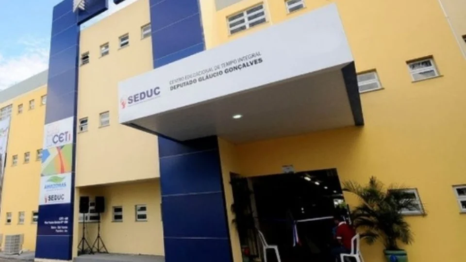 Alunos são hospitalizados após inalarem gás tóxico em unidade de ensino em Parintins, no Amazonas