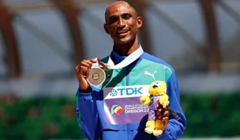 Campeão do mundo nos 400m com barreiras Alisson recebe medalha de ouro: ‘não consegui ter uma dimensão do feito’