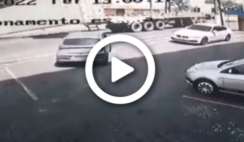 VÍDEO: contêiner se solta de carreta e cai em via pública na Zona Sul de Manaus