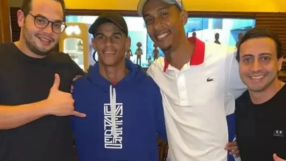 Após polêmica, Luva de Pedreiro ganha casa de novo empresário: ‘até me perdi de tão grande’