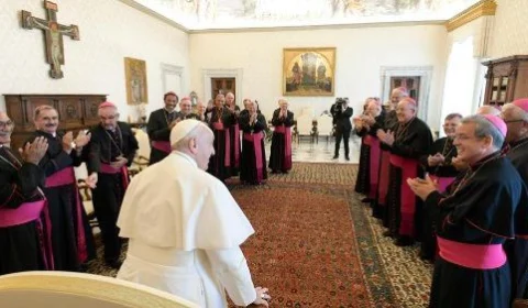 Papa Francisco se reúne com cardeais de todo o mundo para escolher seu sucessor