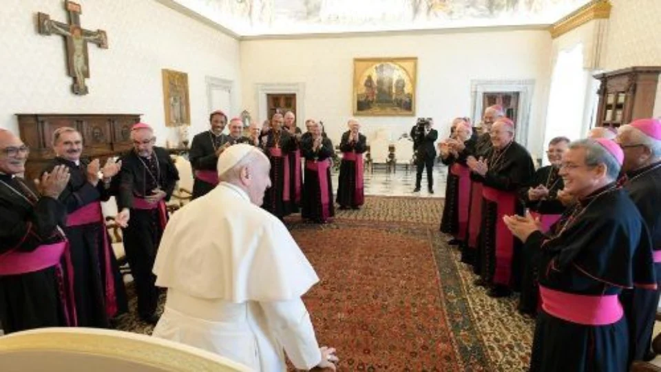 Papa Francisco se reúne com cardeais de todo o mundo para escolher seu sucessor