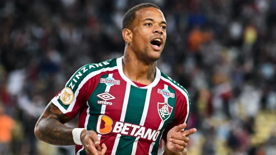 Fluminense goleia Coritiba por 5 a 2 e assume vice-liderança do Brasileirão