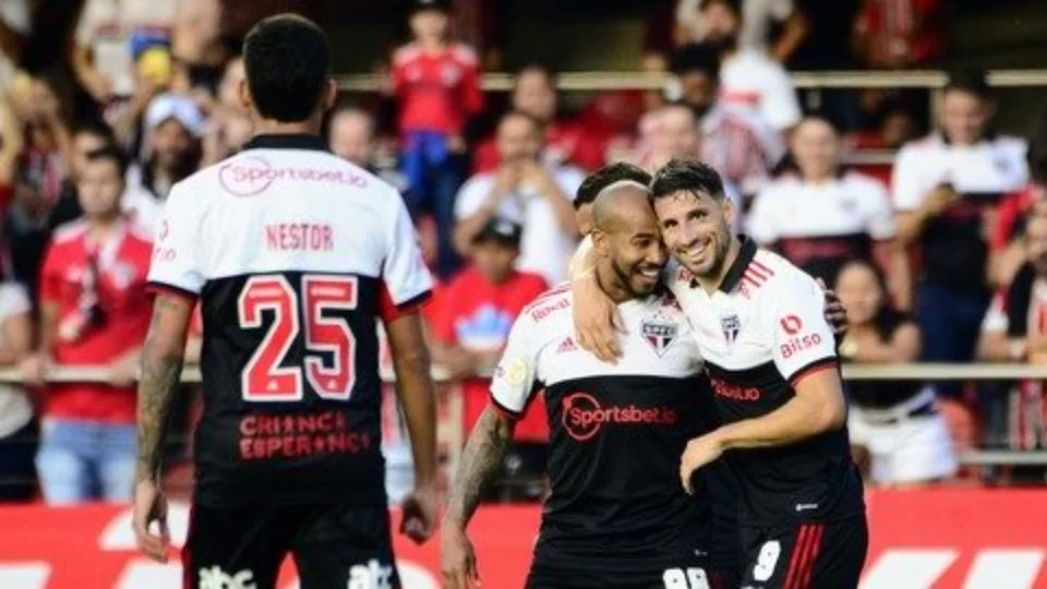Após seis jogos de jejum, São Paulo atropela Bragantino por 3 a 0 no Brasileirão