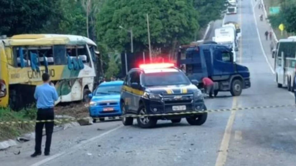 Cinco pessoas morrem em acidente entre ônibus e carro de passeio, em Espírito Santo