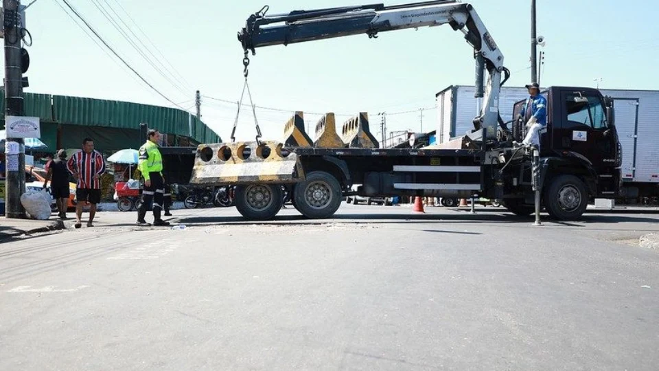 Vazante: circulação de veículos é liberada na Rua Barão de São Domingos, no Centro de Manaus
