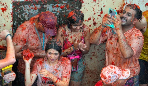 Batalha de tomates na Espanha volta a acontecer após dois anos de pausa