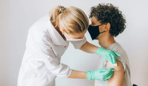 Semsa disponibiliza ponto de vacinação contra Covid-19 e influenza em shopping de Manaus