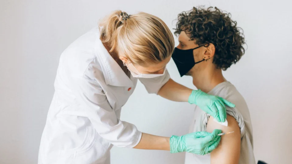 Semsa disponibiliza ponto de vacinação contra Covid-19 e influenza em shopping de Manaus