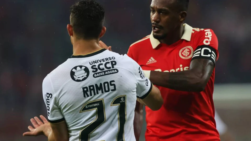 Jogador do Corinthians é preso por injúria racial; time paga fiança