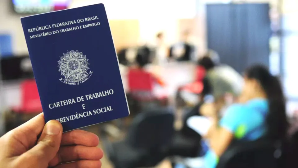 Taxa de desemprego cai para 9,8% em maio e atinge 10,6 milhões, diz IBGE