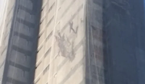 Andaime quebra e trabalhadores ficam pendurados a 30 metros de altura, em Manaus