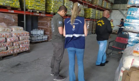 Mais de 55 toneladas de mercadorias com validade vencida são apreendidas em Manaus