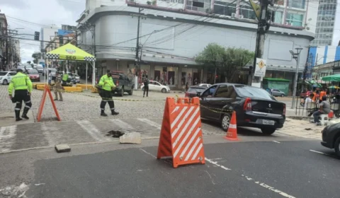 Trecho da Avenida 7 de Setembro, em Manaus, é interditado para reparo em galeria