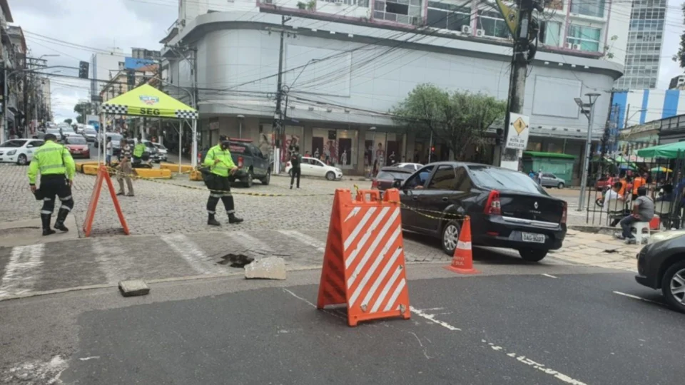 Trecho da Avenida 7 de Setembro, em Manaus, é interditado para reparo em galeria