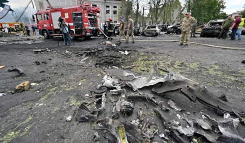 Ao menos 12 pessoas ficam feridas após míssil russo atingir cidade no Sul da Ucrânia