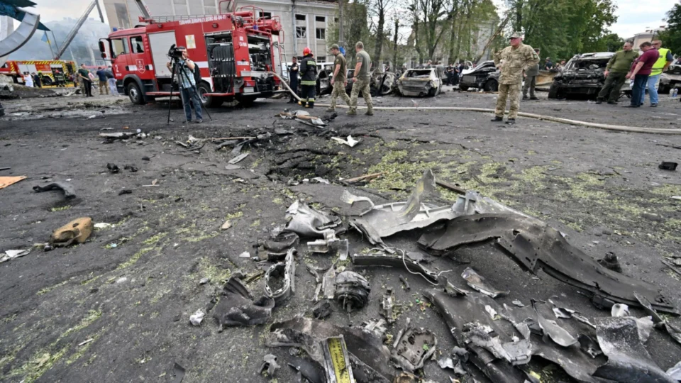Ao menos 12 pessoas ficam feridas após míssil russo atingir cidade no Sul da Ucrânia