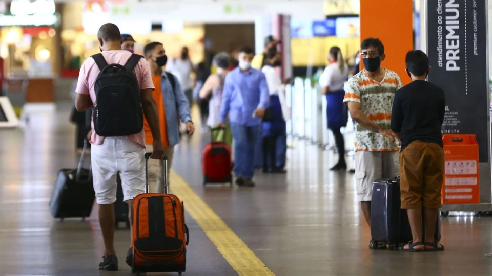 Passagens aéreas podem ficar mais caras nos próximos dias no Brasil, prevê Abear