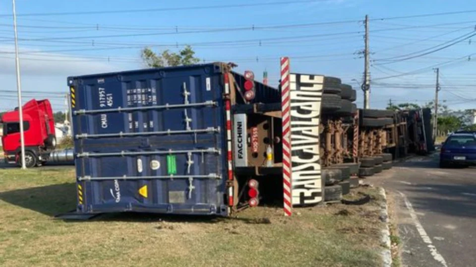 Carreta tomba na Avenida das Torres, em Manaus