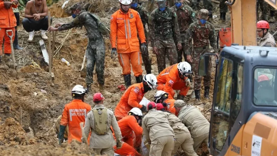 Número de mortos sobe para 106 em Pernambuco; dez pessoas estão desaparecidas
