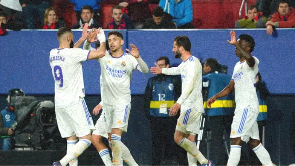 Mesmo com dois pênaltis perdidos por Benzema, Real Madrid vence Osasuna por 3 a 1 e fica perto do título do Espanhol