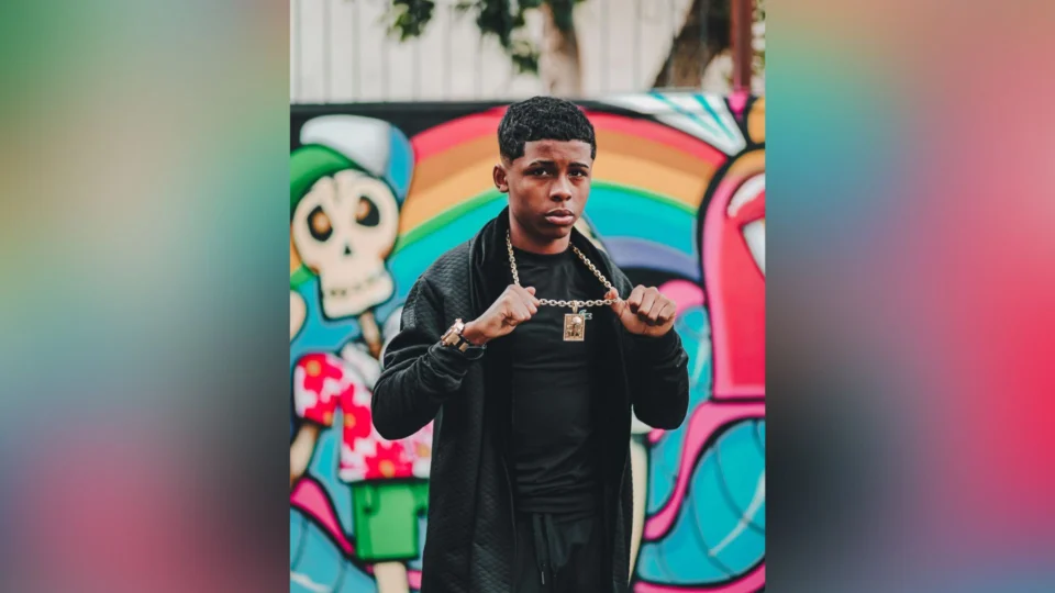 MC Meno K, do hit ‘Cabelinho na Régua’, é baleado durante ataque em boate, no RS