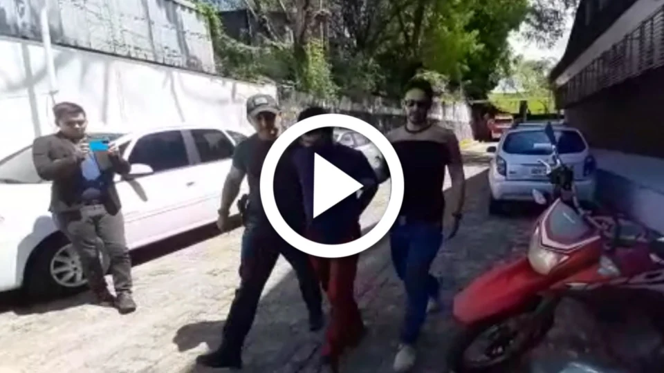 VÍDEO: suspeito de participação na morte de cabo da PM se apresenta na DEHS em Manaus