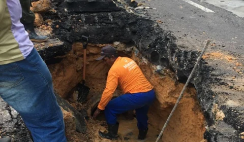 Avenida Maceió é interditada pelo IMMU após buraco abrir na via, em Manaus